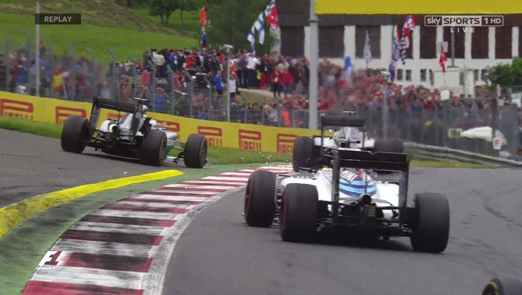Ultimo giro del GP d&#39;Austria: Nico Rosberg  in testa, alla curva due Lewis Hamilton lo affianca all&#39;esterno. Nico (dir per problemi ai freni) allarga la traiettoria e toglie ogni spazio a Hamilton che, per completare la curva e non uscire di strada, sterza e colpisce il compagno di squadra. Rosberg ci rimette l&#39;ala anteriore e il podio, Hamilton vince il GP In casa Mercedes la lotta tra i due piloti per il titolo 2016  ormai arrivata a livelli limite 